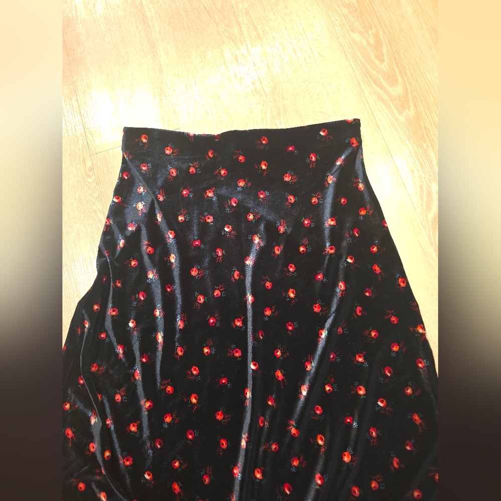 LOFT Black Velvet Skirt with Red Floral Pattern, Midi, A Line, Womens S - Picture 5 of 9
